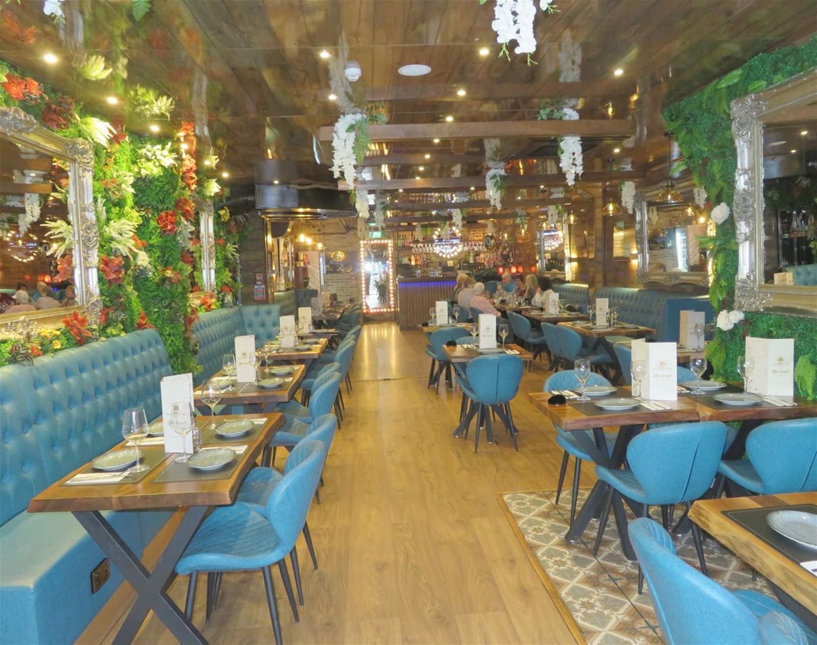 Spacious 60-cover licensed restaurant and takeaway, Hornchurch — Restaurant for sale in Hornchurch, Essex