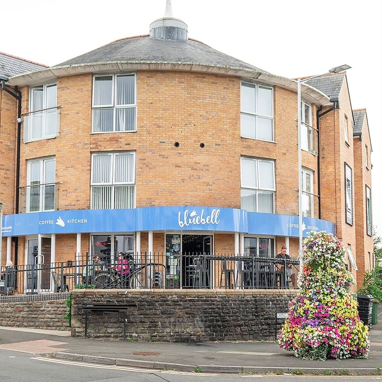 Upmarket café-restaurant seating 70+ in well populated suburb — Café for sale in Swansea, Wales